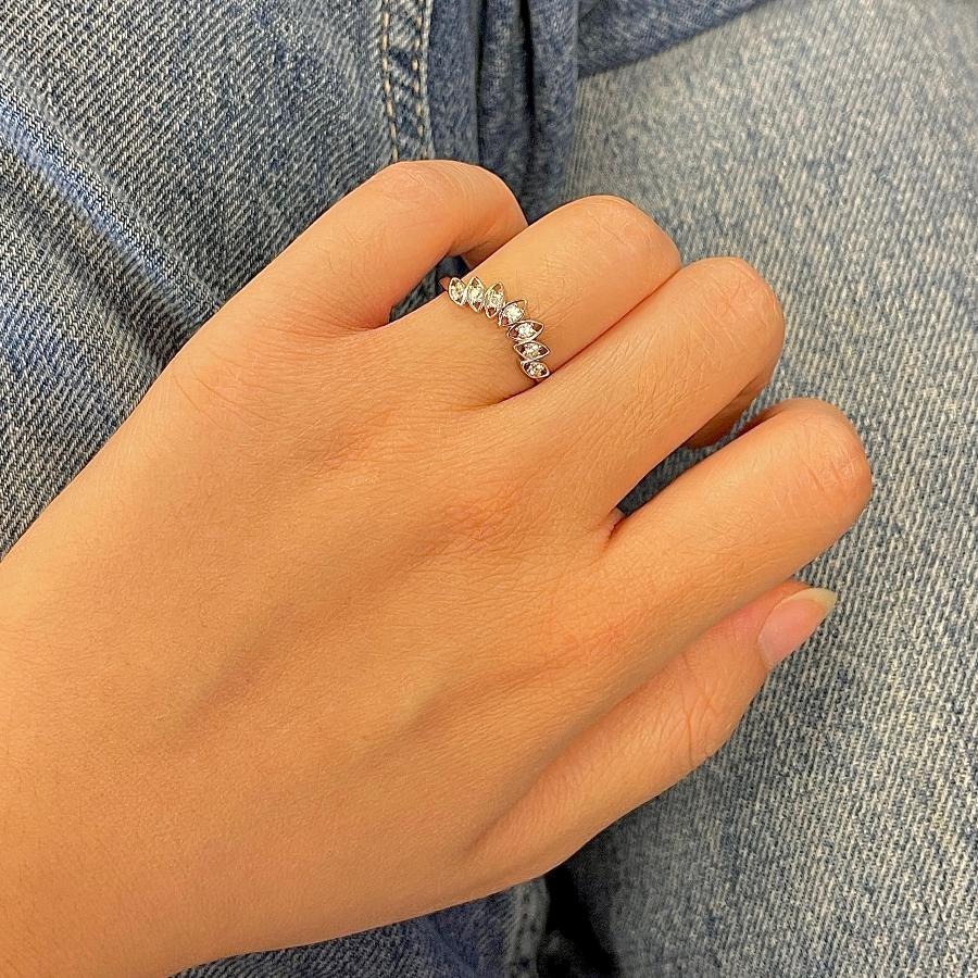 Main Gauche La Bague De Fiançailles Se Porte Sur Quel Doigt